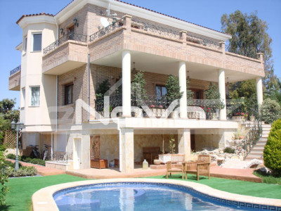 Impressive 4 bedroom villa with private pool, large plot of land, jacuzzi and sauna in Ciudad Quesada