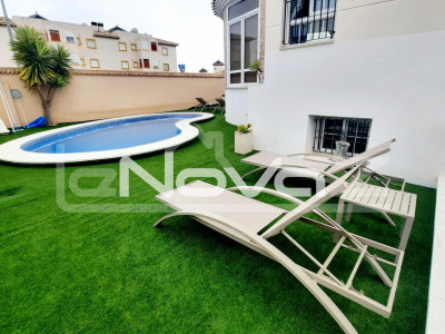 Exquisite 5 bedroom villa with private pool and solarium with sea views in Lomas de Cabo Roig