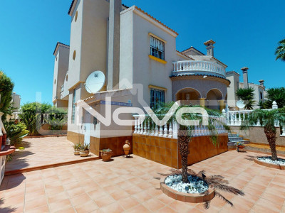 Beautiful 3 bedroom semi-detached villa with large yard and private solarium in Lomas de Cabo Roig.
