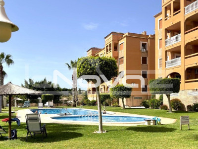 Spacious ground floor apartment with 2 bedrooms and 2 bathrooms in a beautiful urbanization in Villamartin.