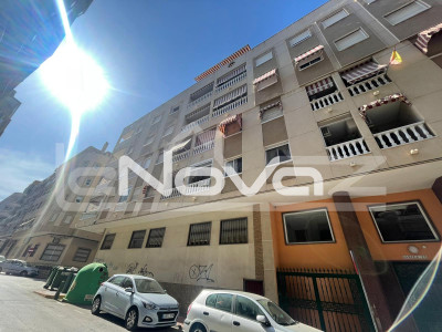 Apartment with 2 bedrooms and a very spacious south-facing terrace 350 m from the beach in Torrevieja.