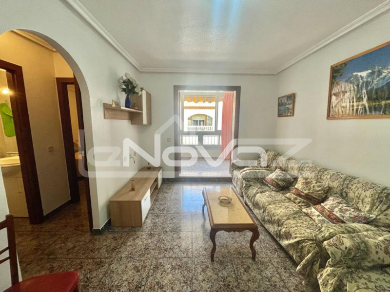 Просторные апартаменты с 2 спальнями, террасой и бассейном в 200 м от пляжа в Torrevieja.. #1000