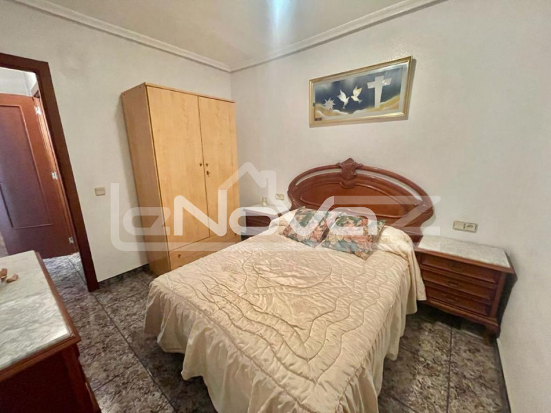 Просторные апартаменты с 2 спальнями, террасой и бассейном в 200 м от пляжа в Torrevieja.. #1000