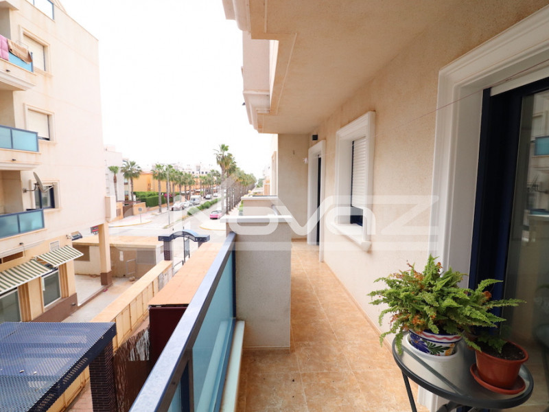 Обновленные апартаменты с 2 спальнями, с боковым видом на море и местом в крытом паркинге в Cabo Roig.. #1003