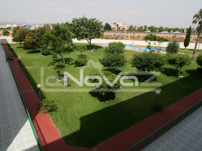 Апартаменты с 2 спальнями, террасой и бассейном рядом с парком в Torrevieja.. #1013