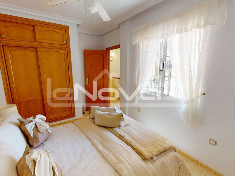 Красивая смежная вилла с 3 спальнями, большим участком и частным соляриумом в Lomas de Cabo Roig.. #1015