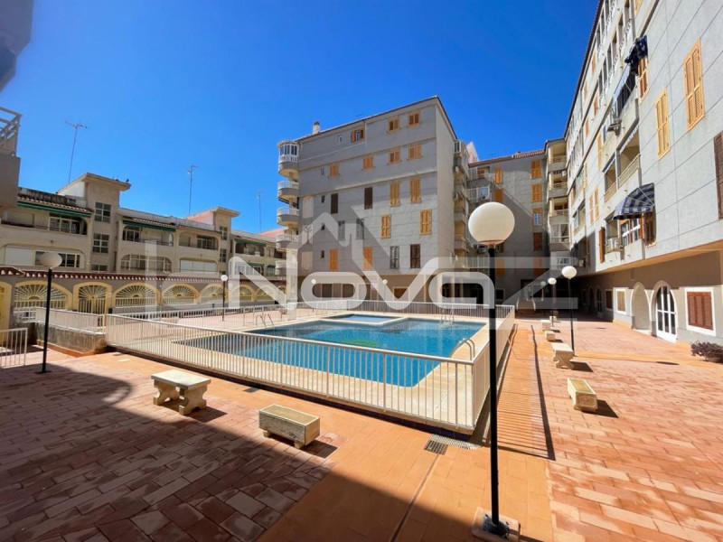 Очень просторные апартаменты с 1 спальней, террасой и бассейном в 250 м от пляжа в Torrevieja.. #1019