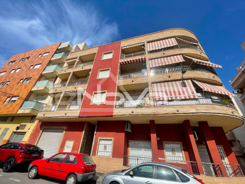 Апартаменты в прекрасном состоянии с 2 спальнями, террасой и местом в крытом паркинге в Torrevieja.. #1044