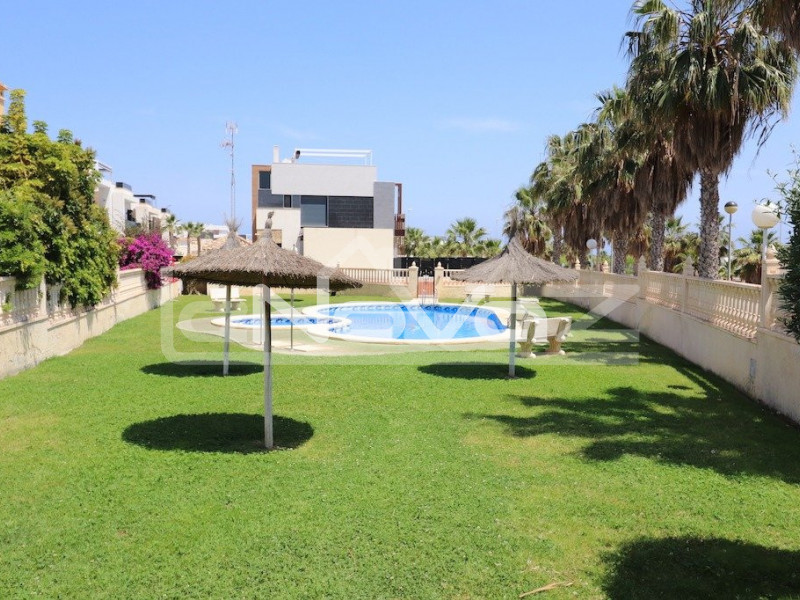 Пентхаус с 2 спальнями и приватным соляриумом, ориентированным на Юг в Lomas de Cabo Roig.. #1060