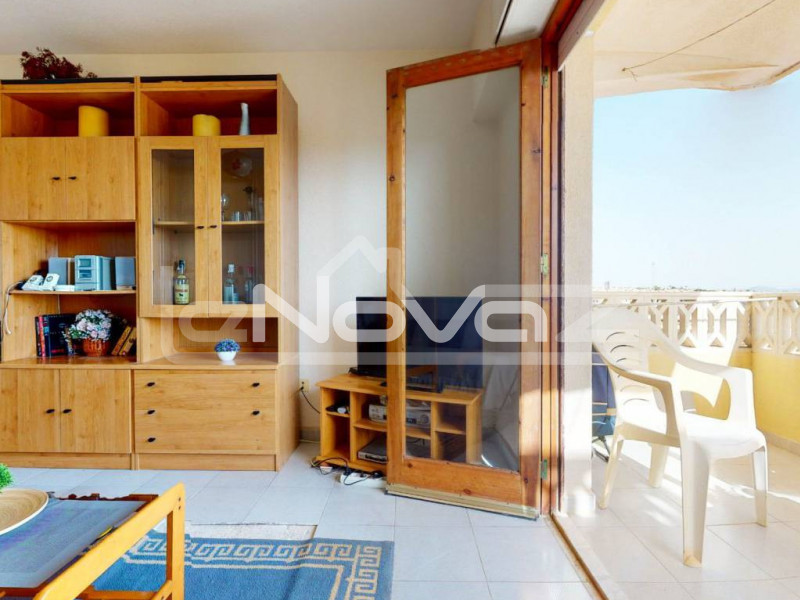 Appartement avec 2 chambres et une terrasse avec vue latérale sur la mer à 200 m de la plage de Punta Prima.. #1067