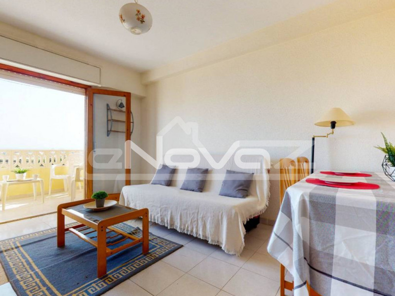 Lägenhet med 2 sovrum och en terrass med sidoutsikt över havet 200 m från stranden i Punta Prima.. #1067