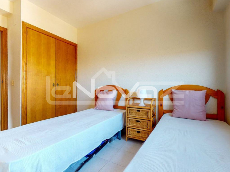Lägenhet med 2 sovrum och en terrass med sidoutsikt över havet 200 m från stranden i Punta Prima.. #1067