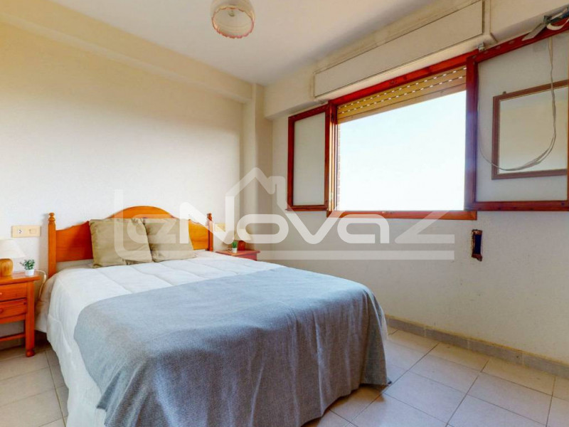 Apartament z 2 sypialniami i tarasem z bocznym widokiem na morze 200 m od plaży w Punta Prima.. #1067