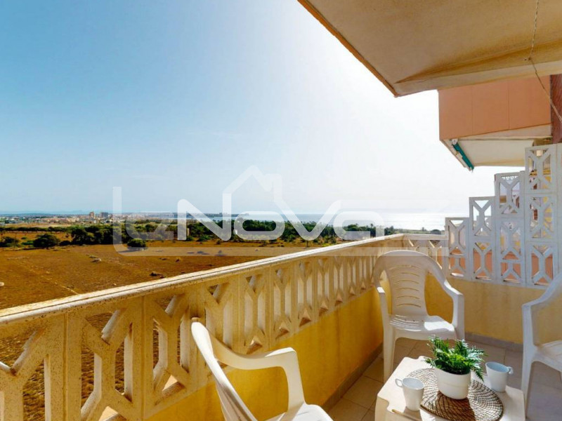 Apartamento de 2 dormitorios y terraza con vistas laterales al mar a 200 m de la playa en Punta Prima.. #1067