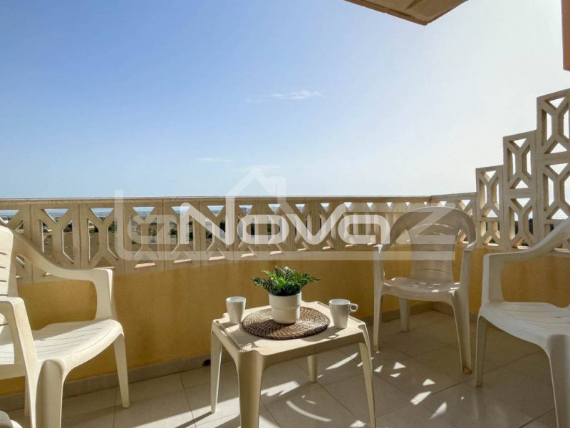 Apartman 2 hálószobával és terasszal, oldalsó kilátással a tengerre, 200 méterre a Punta Prima strandjától.. #1067