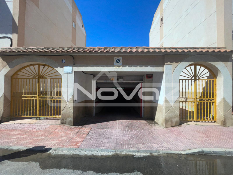 Апартаменты с 1 спальней, террасой  и местом в крытом паркинге в 120 м от пляжа в Torrevieja.. #1099