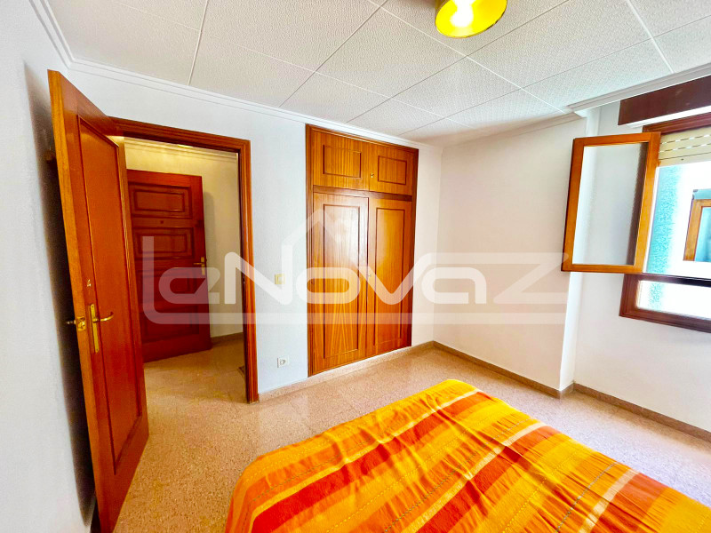 Просторные апартаменты с 2 спальнями, террасой с видом на море в 100 м от пляжа в Торревьеха.. #1106