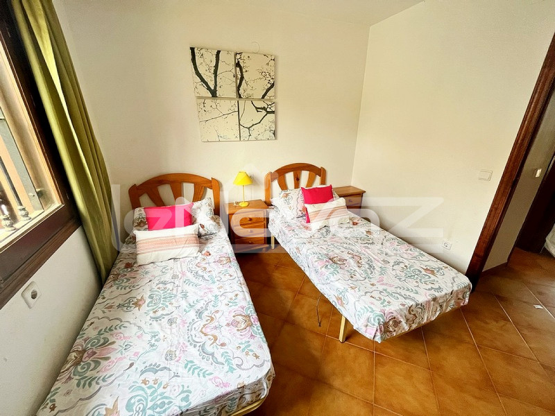 Просторное трехуровневое бунгало с 2 спальнями, 2 гостиными с большой террасой и превосходным расположением в  Cabo Roig.. #1138