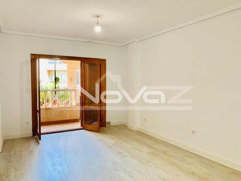 Całkowicie odnowiony 2-pokojowy apartament z tarasem na patio 150 m od plaży w prestiżowej dzielnicy Torrevieja.. #1152