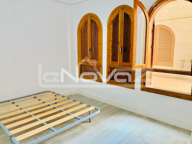 Piso totalmente reformado de 2 dormitorios con patio terraza a 150 m de la playa en la prestigiosa zona de Torrevieja.. #1152