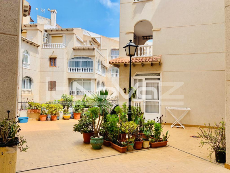 Completely renovated 2-bedroom apartment with a patio terrace 150 m from the beach in the prestigious area of ​​Torrevieja.. #1152