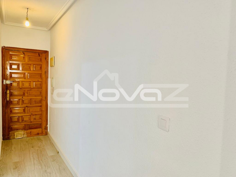 Appartement de 2 chambres entièrement rénové avec une terrasse patio à 150 m de la plage dans le prestigieux quartier de Torrevieja.. #1152
