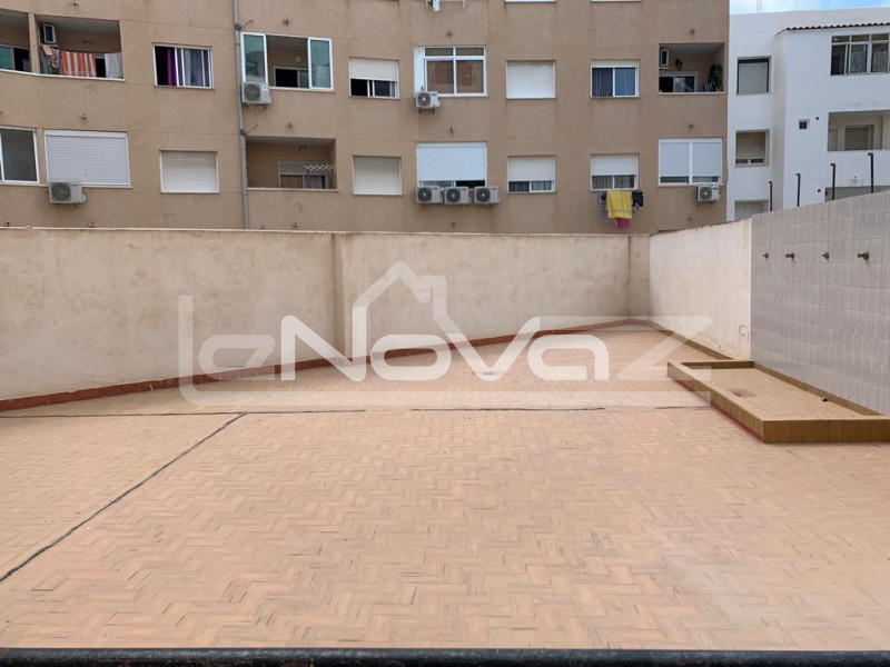 Helt renoverad 2-rumslägenhet med uteplats terrass 150 m från stranden i det prestigefyllda området Torrevieja.. #1152
