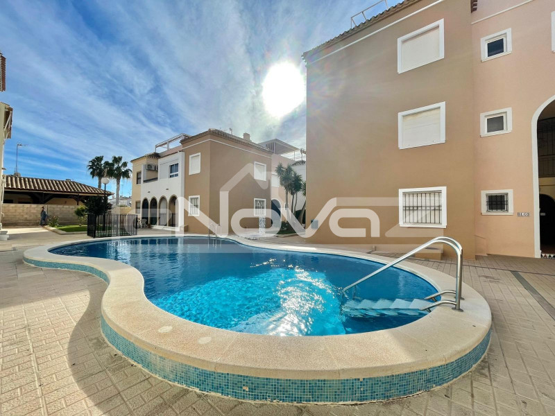 Апартаменты с 2 спальнями и террасой в красивой урбанизации с бассейном в 250 м от пляжа в Torrevieja.. #1156