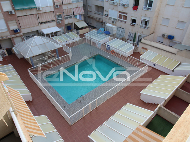 Przestronny apartament z 1 sypialnią i tarasem z widokiem na basen, zaledwie 300 m od plaż de la Cura i de los Locos w Torrevieja.. #1243