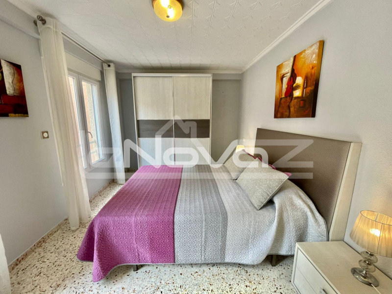 Increíblemente espacioso apartamento renovado con 3 dormitorios, 2 baños, una gran terraza con vistas al mar, a 200 m de la playa en Torrevieja.. #1248