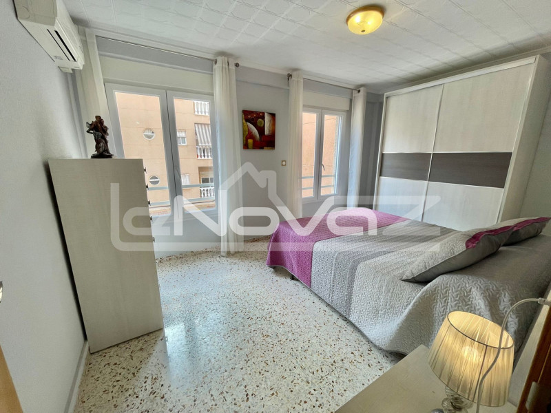 Hihetetlenül tágas, felújított apartman 3 hálószobával, 2 fürdőszobával, nagy, tengerre néző terasszal, 200 m-re a strandtól Torrevieja városában.. #1248