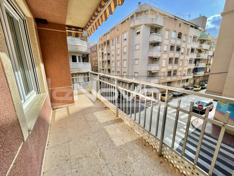 Unglaublich geräumige renovierte Wohnung mit 3 Schlafzimmern, 2 Bädern, einer großen Terrasse mit Meerblick, 200 m vom Strand in Torrevieja entfernt.. #1248