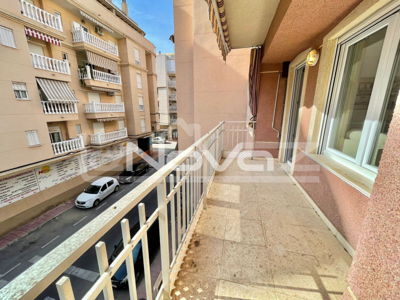 Incredibly spacious renovated apartment with 3 bedrooms, 2 bathrooms, a large terrace overlooking the sea, 200 m from the beach in Torrevieja.. #1248