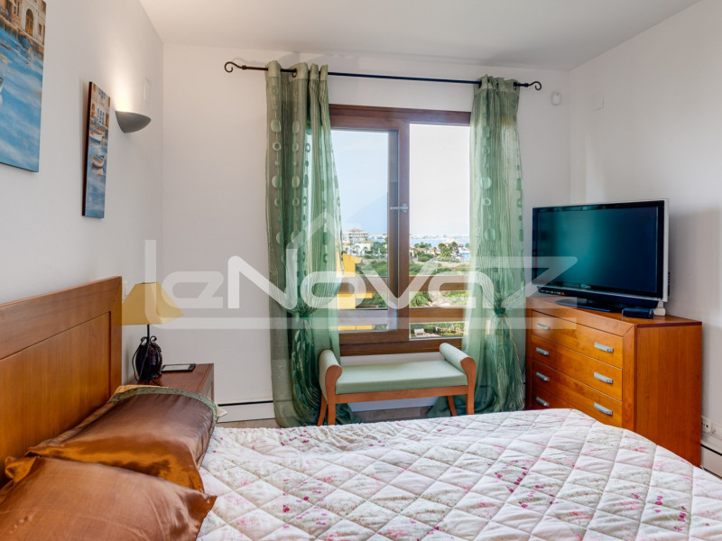 Amplio apartamento de 2 dormitorios con gran terraza con vistas al mar a 200 metros de la playa en Punta Prima.. #1342