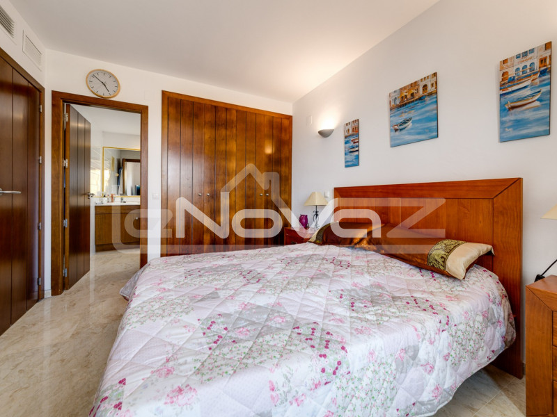 Просторные апартаменты с 2 спальнями с большой террасой с видом на море в 200 метрах от пляжа в Punta Prima.. #1342
