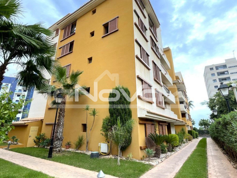 Amplio apartamento de 2 dormitorios con gran terraza con vistas al mar a 200 metros de la playa en Punta Prima.. #1348