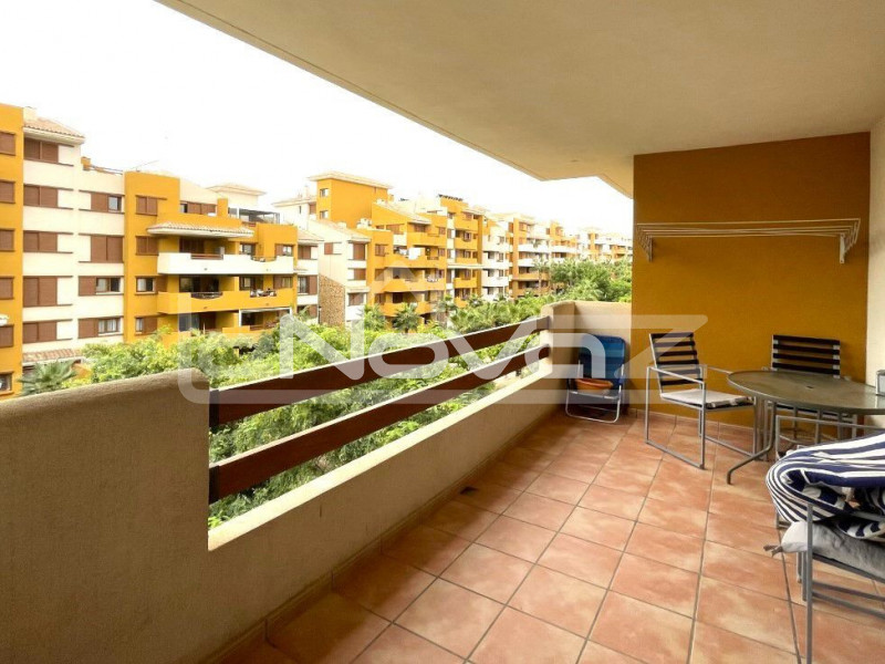 Spacieux appartement de 2 chambres avec une grande terrasse donnant sur la mer à 200 mètres de la plage de Punta Prima.. #1348