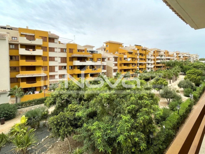 Rymlig lägenhet med 2 sovrum med en stor terrass med utsikt över havet 200 meter från stranden i Punta Prima.. #1348