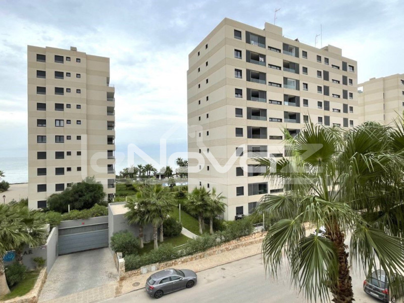 Amplio apartamento de 2 dormitorios con gran terraza con vistas al mar a 200 metros de la playa en Punta Prima.. #1348