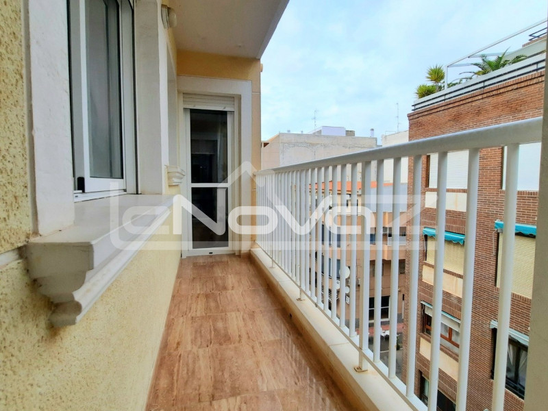 Fantastic renovated 2 bedroom apartment with a terrace 300m from the best De Los Locos beach in Torrevieja.. #1355