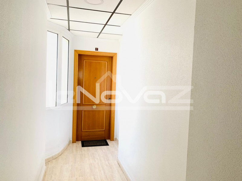 Gyönyörű 2 hálószobás apartman déli fekvésű erkéllyel Torreviejában.. #1364