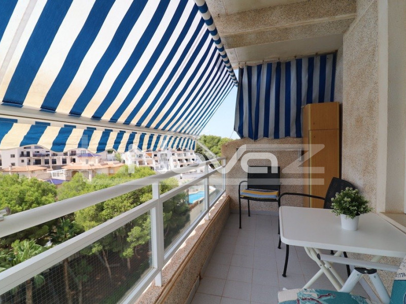 Piso de 1 dormitorio con gran terraza con vistas al mar y amplio trastero a 850 m de la playa en Campoamor.. #1367