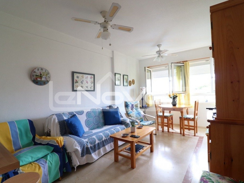 1 hálószobás apartman nagy terasszal, kilátással a tengerre és tágas tárolóval, 850 m-re a strandtól Campoamorban.. #1367