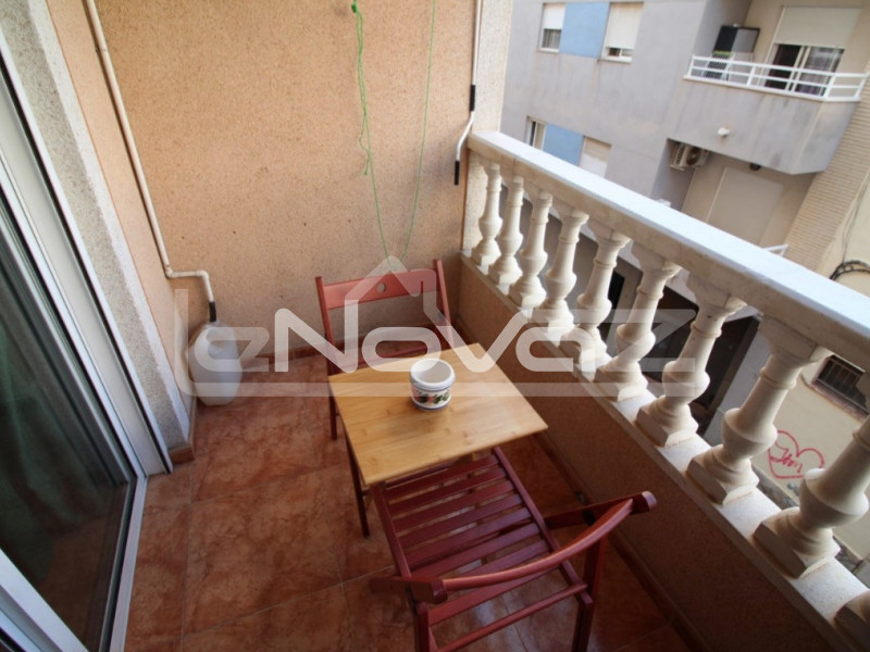 Spacious, well maintained 1 bedroom apartment with south facing terrace and swimming pool in Torrevieja.. #1368