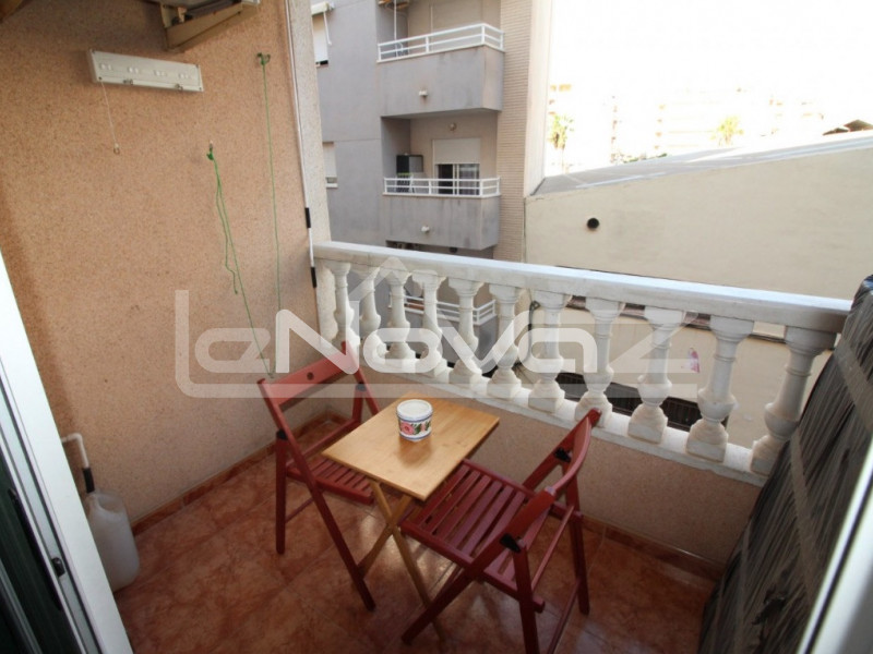 Spacious, well maintained 1 bedroom apartment with south facing terrace and swimming pool in Torrevieja.. #1368