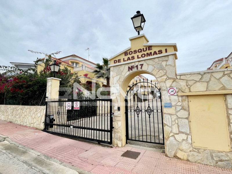 Incredible 2 bedroom south facing bungalow with garden and parking in Villamartin.. #1394
