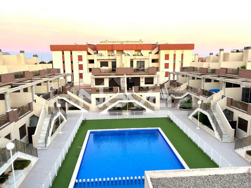 Bungalow ultra moderno de 3 dormitorios con piscina privada y garaje en Lomas de Cabo Roig.. #1395