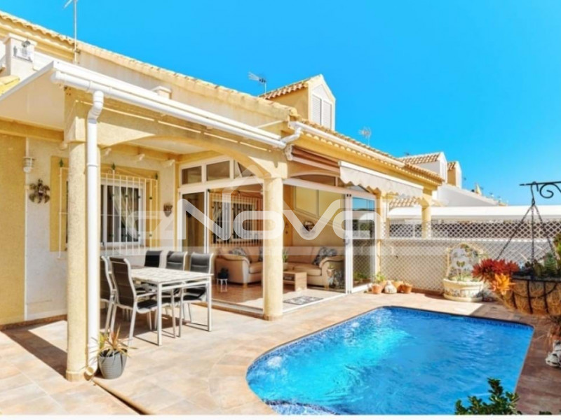 Смежная вилла в средиземноморском стиле с 3 спальнями и собственным бассейном всего в 250 м до пляжа в Torre de la Horadada.. #1400