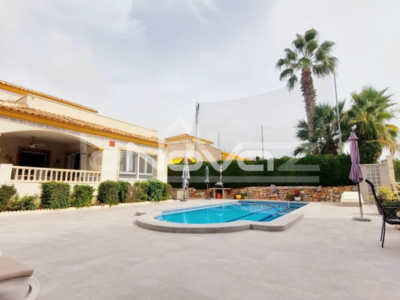 Stunning 3 bedroom villa with large plot, private pool with incredible views of the golf course in Las Ramblas.. #1401