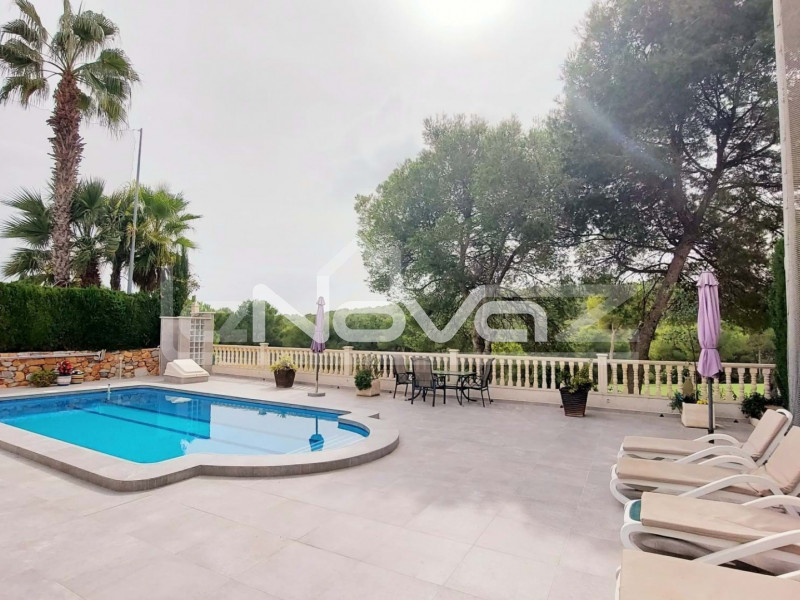 Fantastisk villa med 3 sovrum med stor tomt, privat pool med otrolig utsikt över golfbanan i Las Ramblas.. #1401